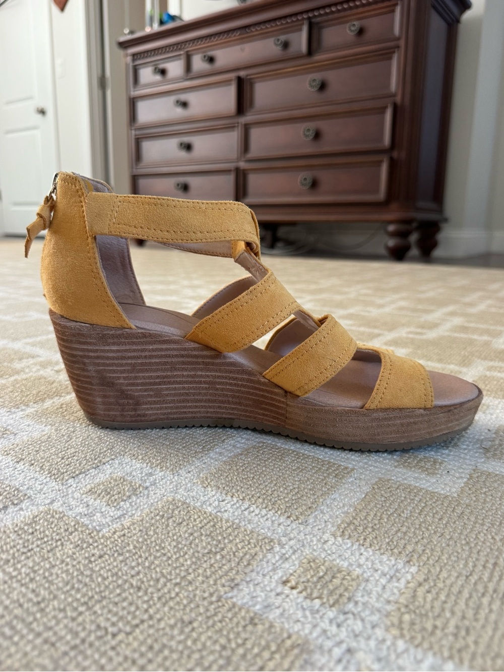 Dr. Scholl’s Long Island Wedge Sandals Mustard Faux Suede Shoes Size 9.5 - Picture 5 of 12